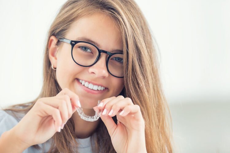 What are the Pros & Cons of Invisible Braces? 1 invisible Braces